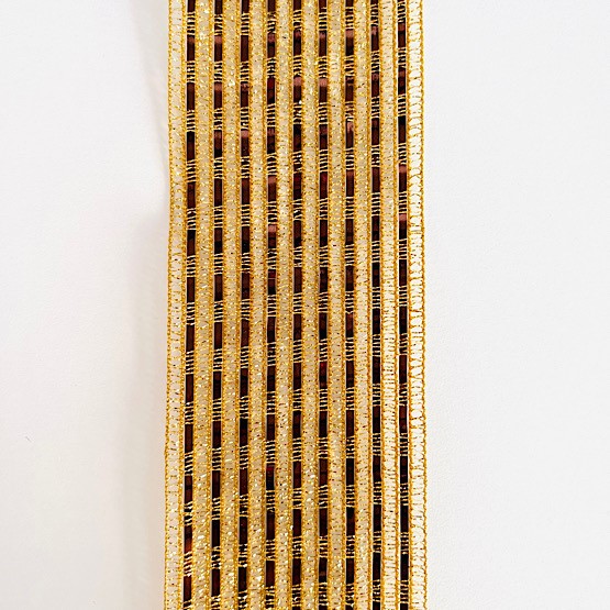 Guldfärgat band med nätmönster närbild