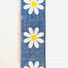 Blått dekorband med vita blommor
