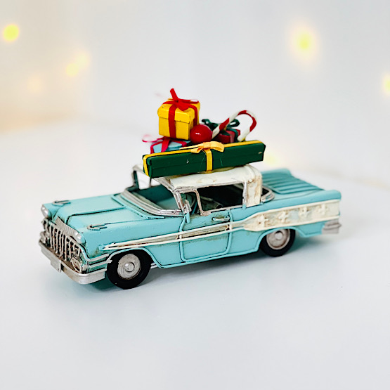 Retrobil i ljusblått med julklappar på taket