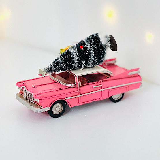 Vintagebil i rosa med julgran på taket