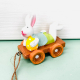 Kanin liggandes på vagn med ägg