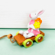 Kanin sittandes på vagn med blomma