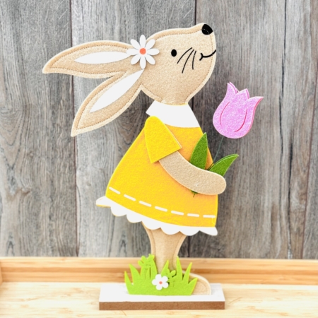 Kanin i tyg med klänning och tulpan