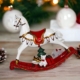 Julprydnad vit gunghäst med röda medar och julklappar