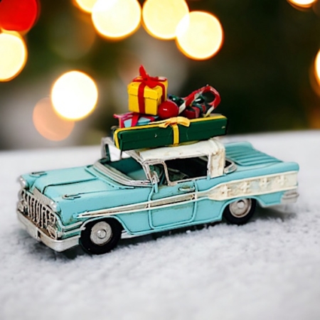 Ljusblå retrobil med julklappar på taket