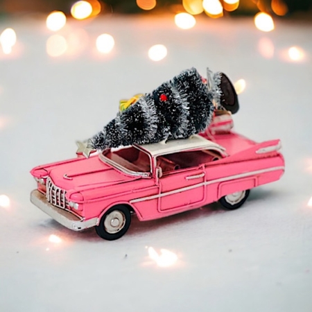 Retrobil i rosa med julgran på taket