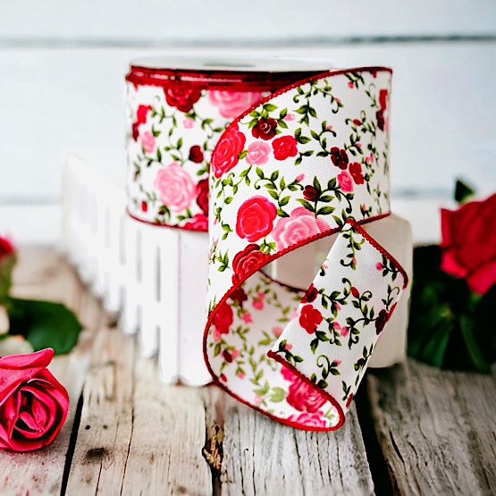 Band i romantisk stil med rosor i rött och rosa