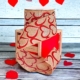Jutefärgat dekorband med röda hjärtan i glitter