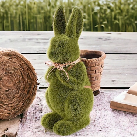Kanin i konstgräs med kruka på ryggen