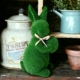 Kanin gjord i grönt konstgräs