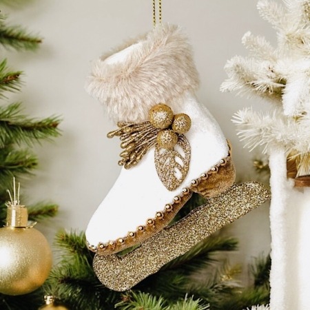 Julgranshänge i form av en vit skridsko med gulddetaljer