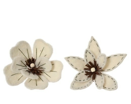 Vit filtblomma med klips